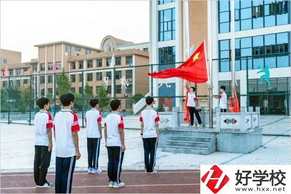 新化縣楚怡工業(yè)學(xué)校開設(shè)了哪些專業(yè)？